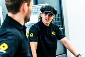 Vil du jobbe med store maskiner, rå teknologi og skikkelig metall og samtidig lære faget ordentlig av folk som kan det? Hos Stamas Solutions på Forus får du ikke en “lærlingplass som bare ser fin ut på papiret”. Du får en jobb der du blir tatt på alvor, får ansvar underveis og lærer CNC og maskinering på ekte i et miljø med høyt tempo, tydelige forventninger og en kultur som handler om å levere. Vi jobber med varierte jobber, høy presisjon og kunder som forventer kvalitet. Det betyr at du får lære mer enn bare å trykke på start: du lærer hvordan vi tar en jobb fra A–Å, hvordan vi måler og kontrollerer, hvordan vi jobber smart, og hvordan vi unngår feil før de skjer. Vi ser etter deg som er nysgjerrig, praktisk anlagt og har lyst å bli skikkelig god. Du trenger ikke kunne alt fra før, men du må ha vilje til å lære, være nøye og møte med riktig innstilling. Hos oss får du: • moderne maskiner og skikkelige jobber • tett oppfølging og et strukturert lærlingløp • gode folk rundt deg som vil at du skal lykkes • et miljø der det er lov å spørre, men forventning om at du tar ansvar • Høres dette ut som noe for deg? Send oss CV og en kort søknad – fortell litt om hvem du er og hvorfor du vil bli lærling hos Stamas. Spørsmål? Kontakt Anders Røssland på 988 01 907 Søknadsfrist: 10.02.2026